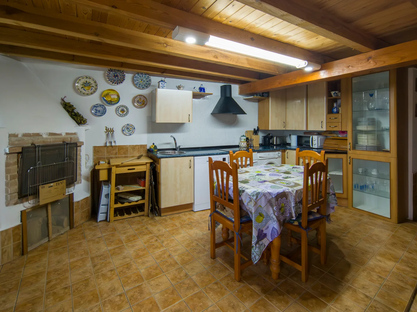 Cocina con chimenea Casa Rural El Refugio de Iñaki, Las Merindades