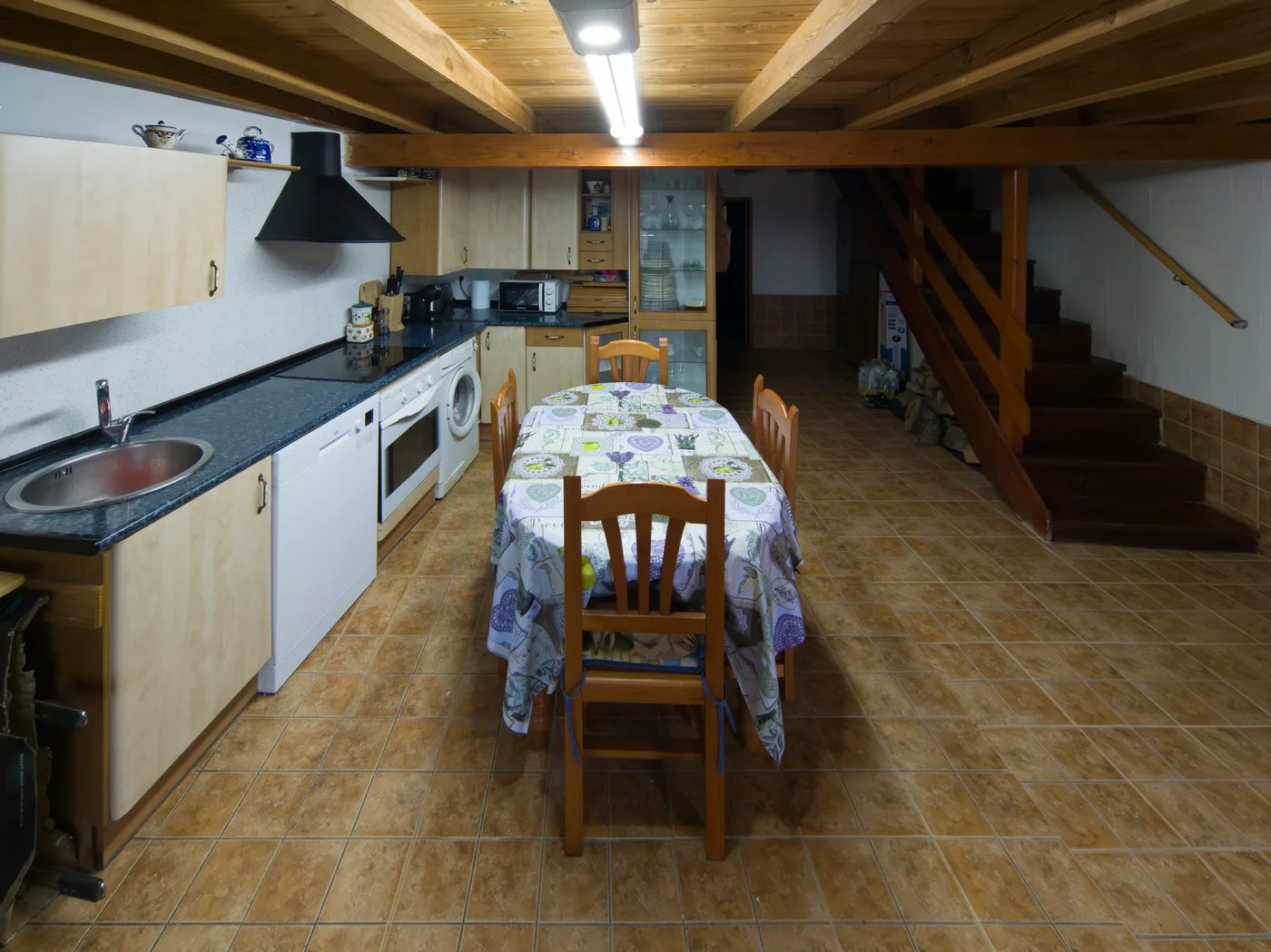 Cocina y zona de entrada con txoko, baño y escaleras, El Refugio de Iñaki